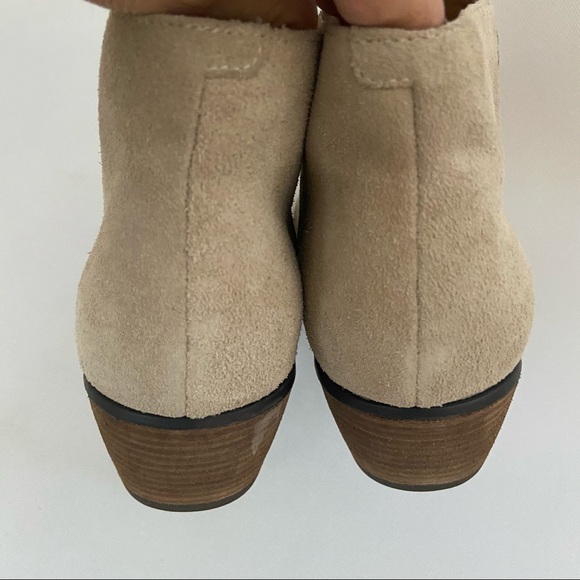 Clarks Ankle Zip Ecru/Light Color Heeled Boots - Picture 5 of 10
